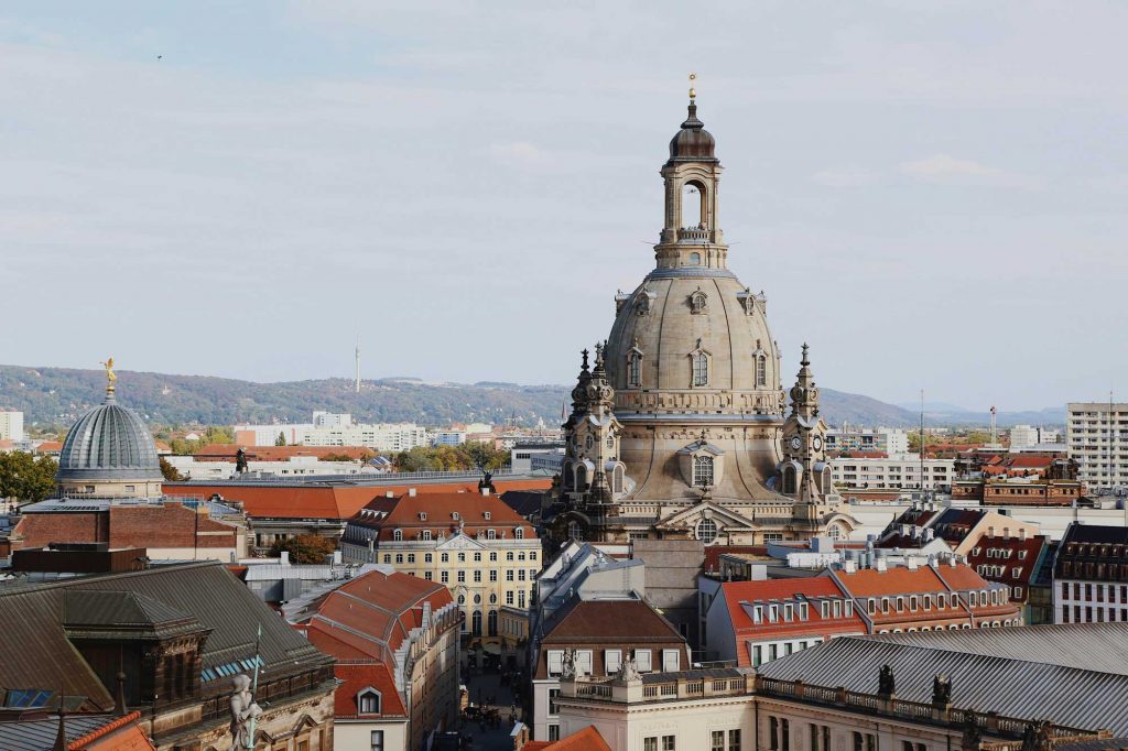 Dresdner Frauenkirche mit Stadtsilhouette bei sonnigem Himmel