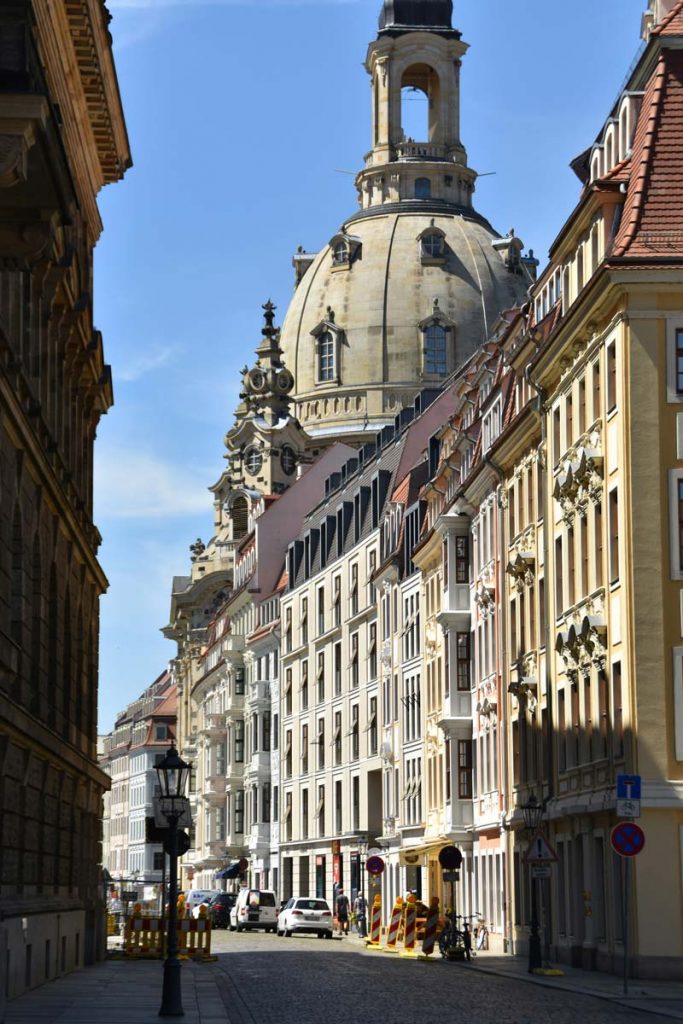 Barocke Häuser und Frauenkirche am Neumarkt in Dresden bei Sonnenschein