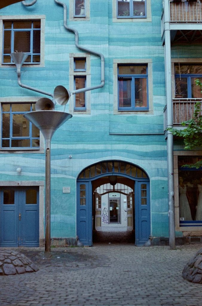 Blaues Haus in der Kunsthofpassage Dresden-Neustadt mit kunstvollen Regenrinnen und Innenhof