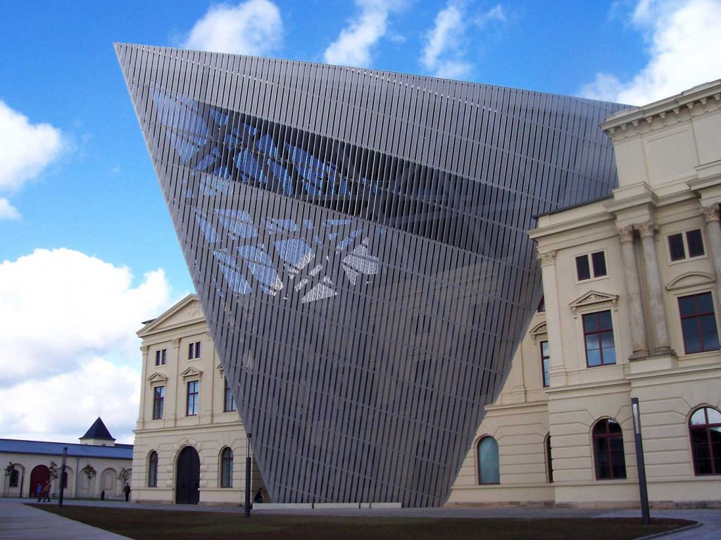 Modernes Keil-Design des Militärhistorischen Museums Dresden, architektonisches Wahrzeichen