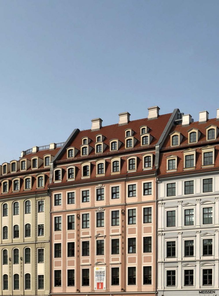 Historische Fassaden am Dresdner Neumarkt mit sanierten Wohn- und Geschäftshäusern